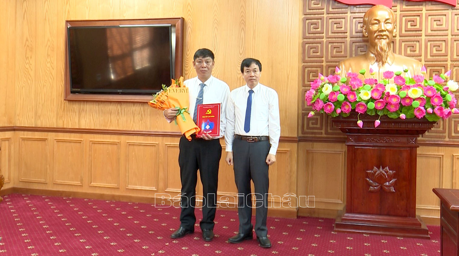 Đồng chí Lê Văn Lương – Phó Bí thư Thường trực Tỉnh ủy trao quyết định của Ban Thường vụ Tỉnh ủy cho đồng chí Hoàng Hữu An.